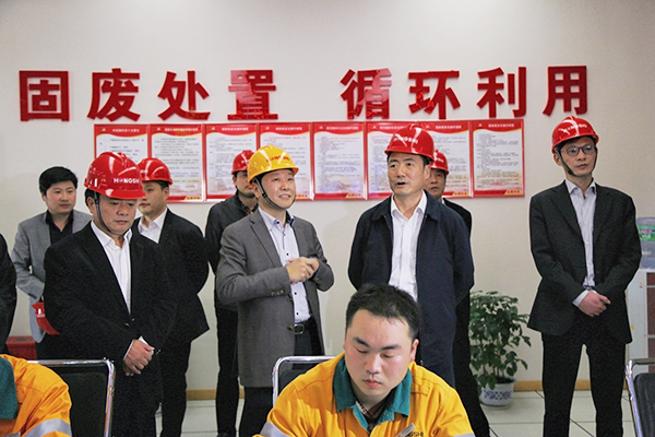 2016年3月，浙江省人大常委會副主任趙光君（右二，時任金華市委書記）來集團調(diào)研水泥窯協(xié)同處置固廢項目，肯定集團在“五水共治”、環(huán)境保護等方面作出的貢獻