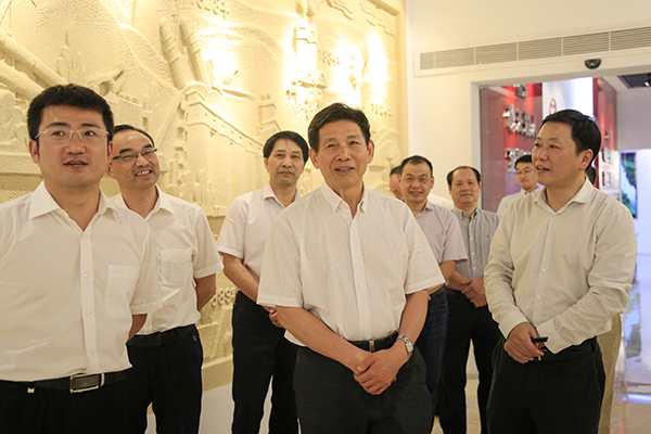 2017年9月，中國建筑材料聯(lián)合會會長喬龍德（中）來集團調(diào)研，充分肯定集團在創(chuàng)新驅(qū)動、綠色發(fā)展、“一帶一路”等方面取得的成績