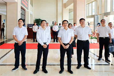2022年8月，蘭溪市委書記戴翀(左三)來紅獅集團調(diào)研