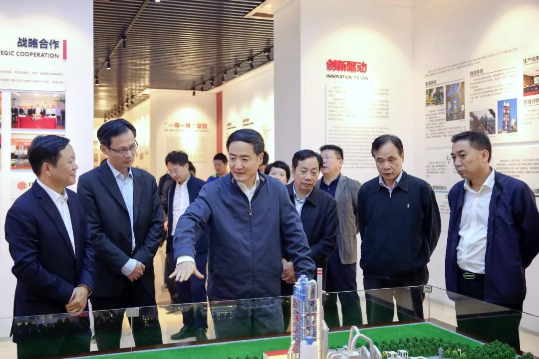 浙江省人大常委會副主任趙光君（左三）看望省人大代表、紅獅集團董事長章小華